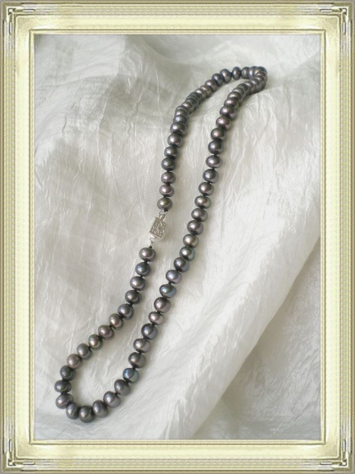 Button shape freshwater pearl necklace in peacock color