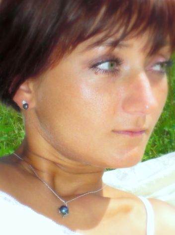 Dark stud freshwater pearl earrings with swarovski crystal